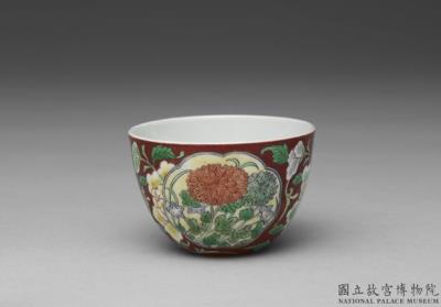 图片[2]-Cup with flowers in floral panels in red ground of yangcai painted enamels, Qing dynasty, Yongzheng reign (1723-1735)-China Archive